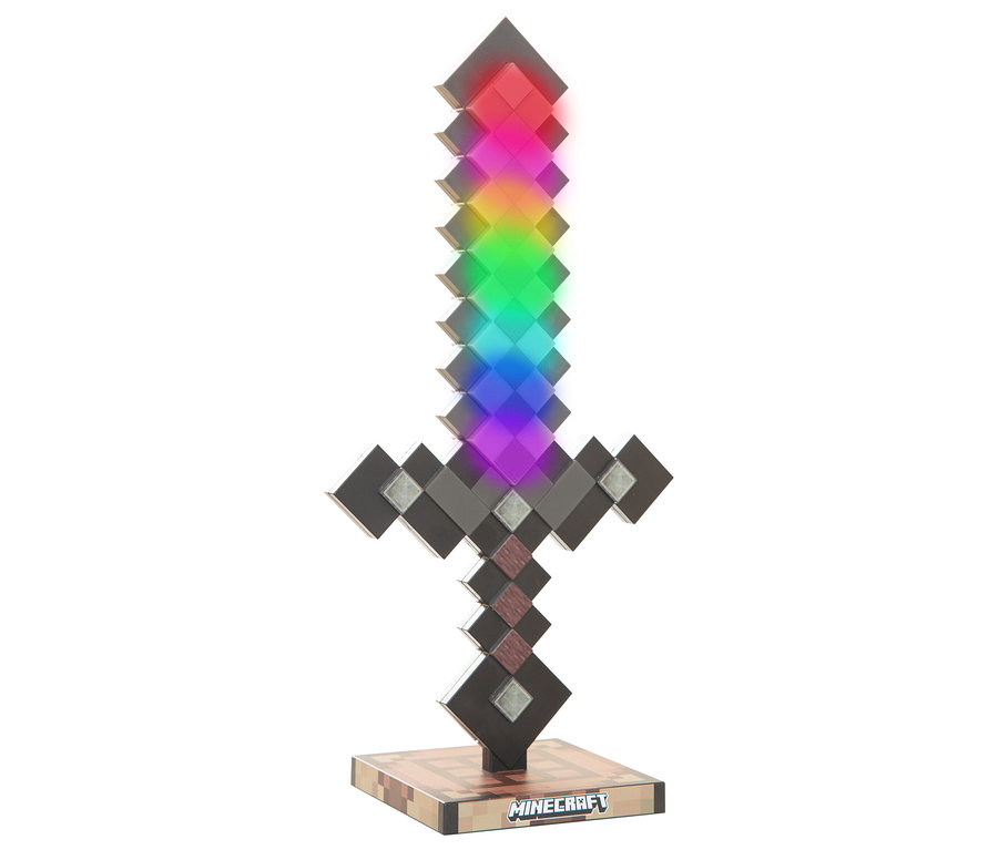 Netherite MINECRAFT LED-Licht in Schwertform, auf einem Sockel stehend, mit Regenbogenfarben beleuchtet.