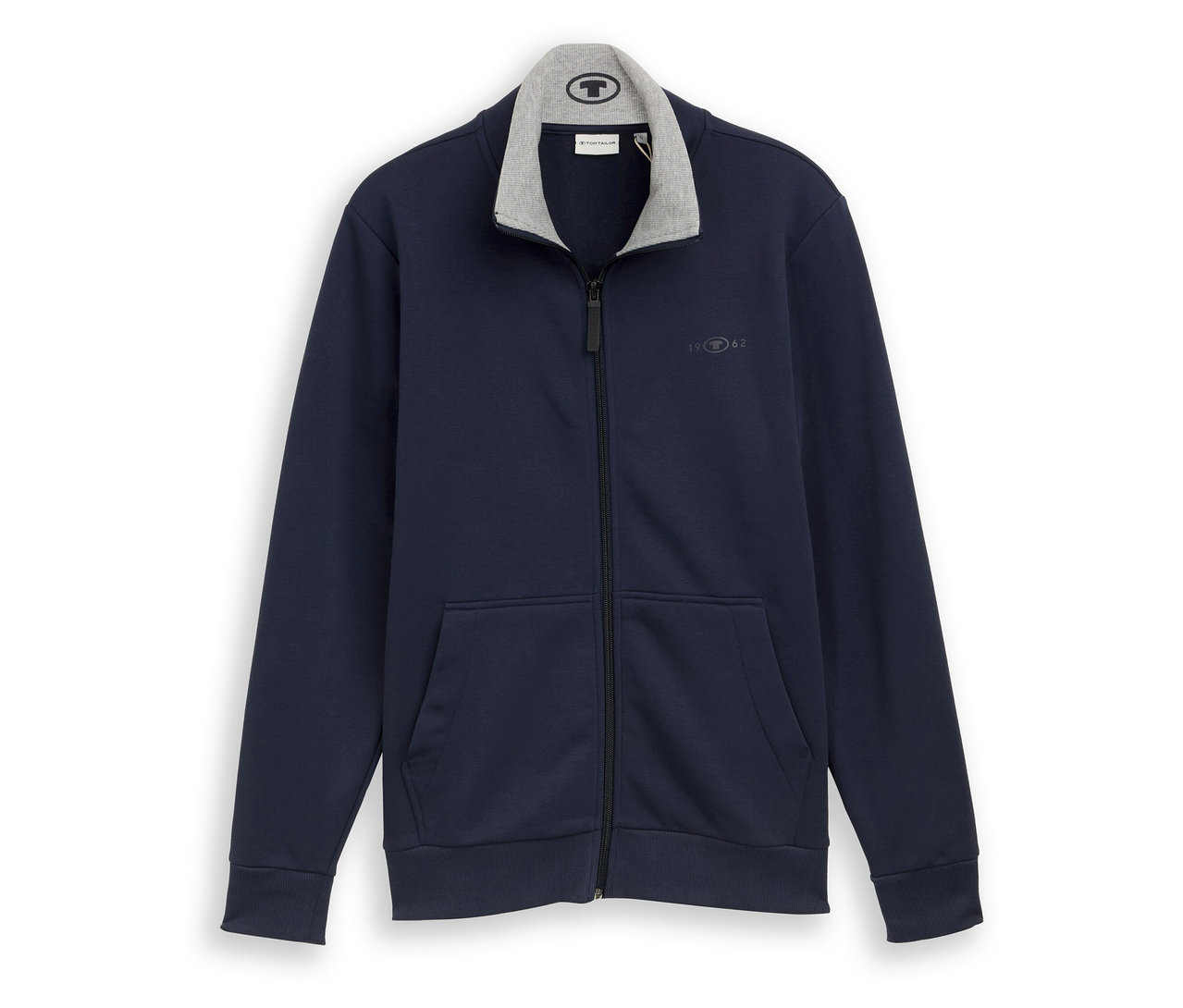 Die marineblaue Tom Tailor Sweatjacke mit Stehkragen, Sky Captain Blue, liegt offen mit Reißverschluss auf weißem Grund.