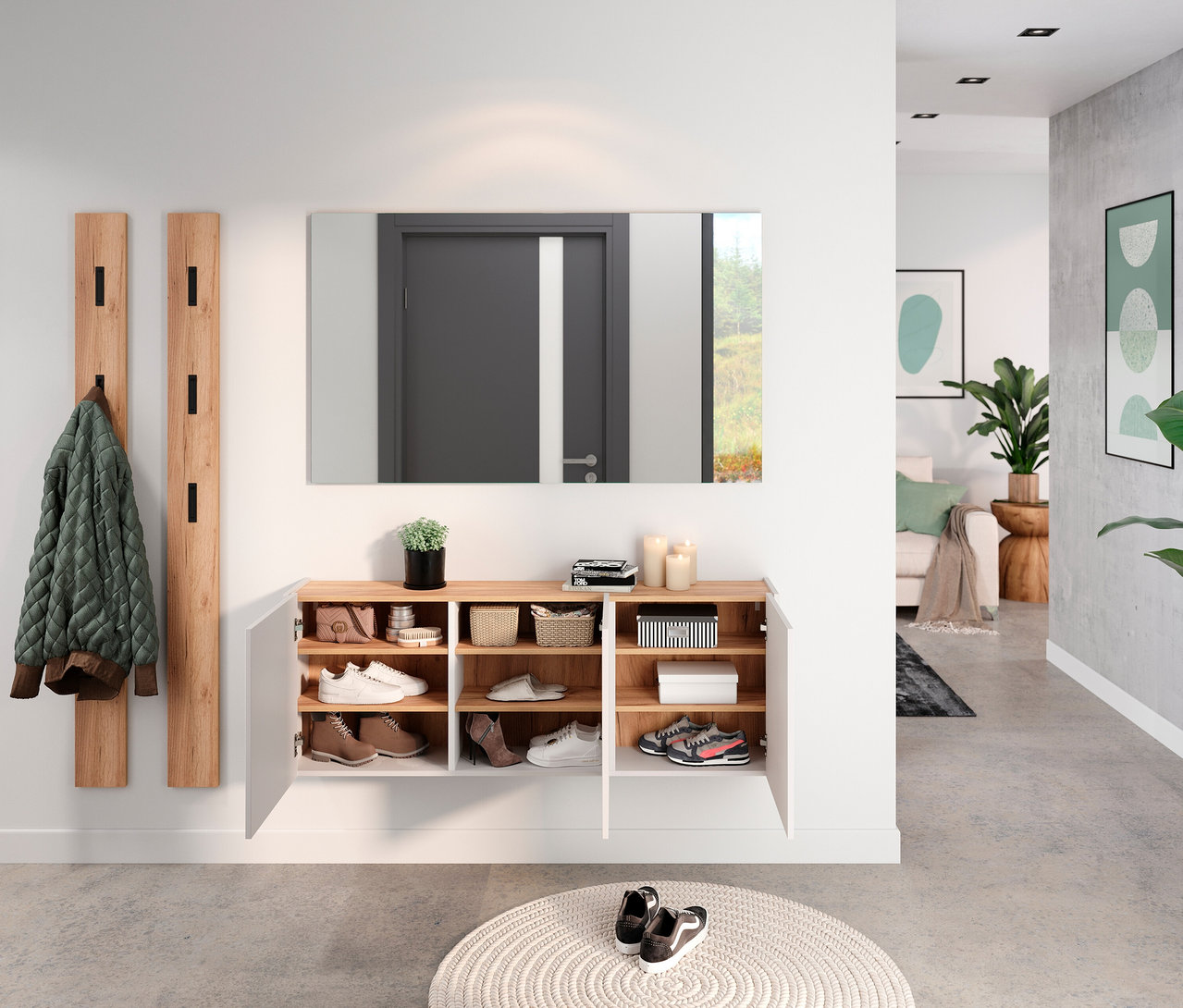 Flur mit offenem Schuhschrank, Spiegel und Jacke an Hakenleiste.