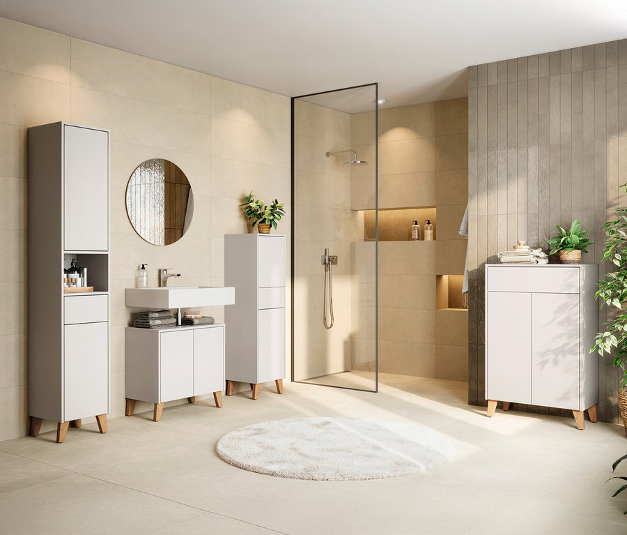 Badezimmer mit Dusche, Waschbecken, Spiegel und weißen Schränken mit Holzfüßen.