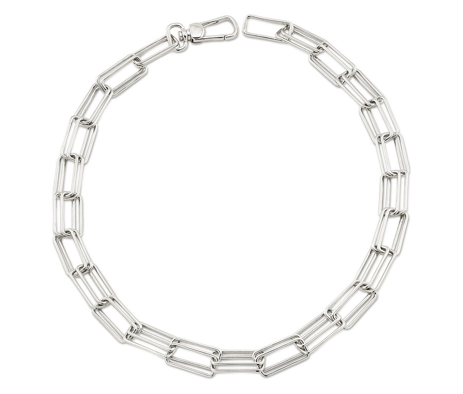 Silberne Halskette mit rechteckigen Gliedern und Karabinerverschluss, auf weißem Hintergrund.