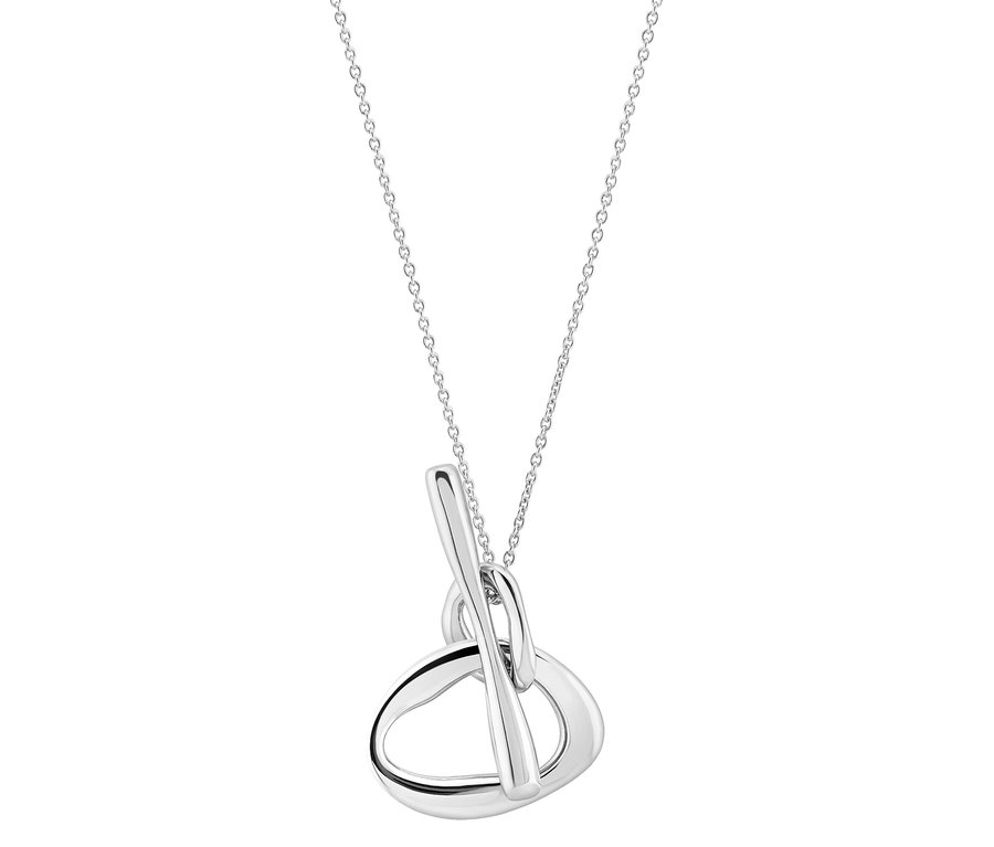 Nahaufnahme einer silbernen Halskette mit abstraktem Anhänger an einer feinen Kette.