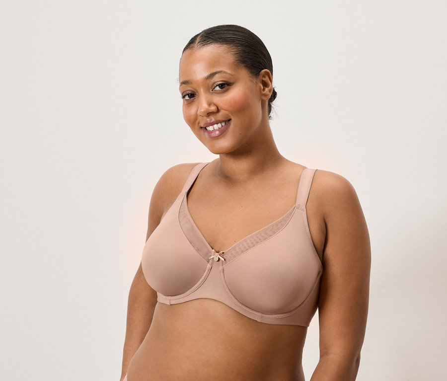 Frau trägt einen hautfarbenen BH.