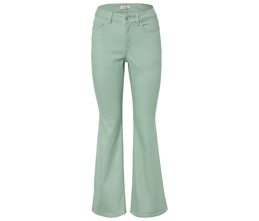 Helle, ausgestellte Jeans auf weißem Hintergrund.