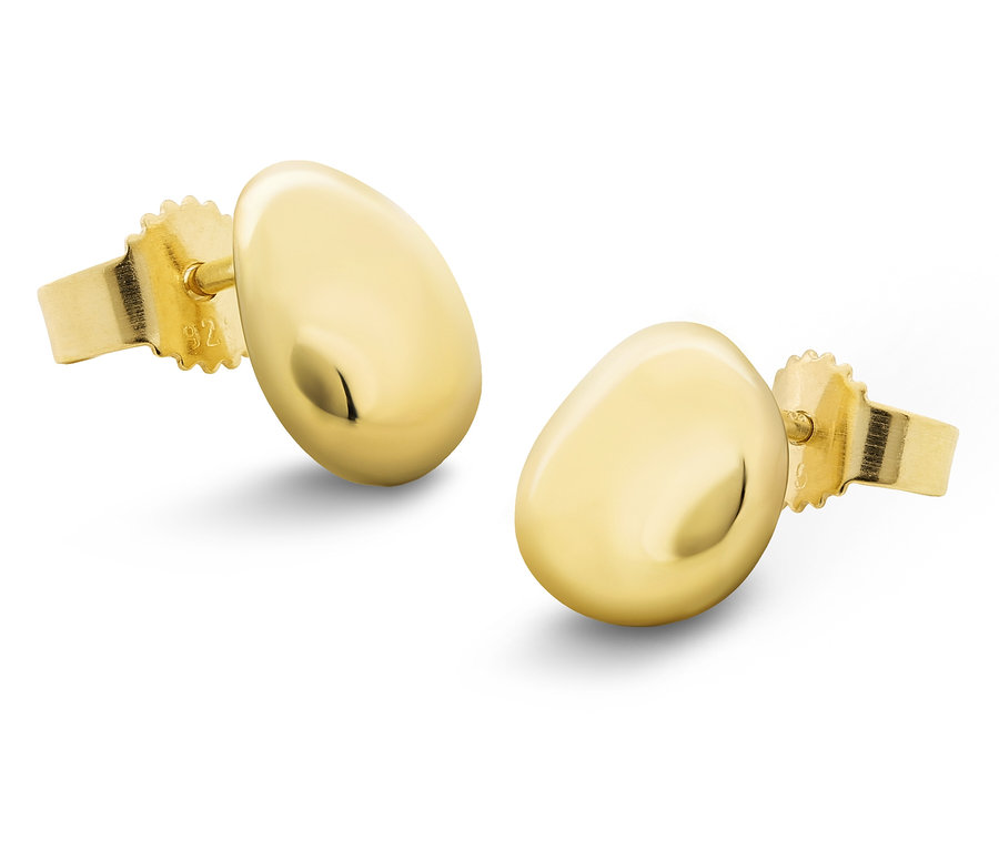 Nahaufnahme von zwei goldenen Ohrsteckern mit abgerundeter, tropfenförmiger Form vor einem weißen Hintergrund.