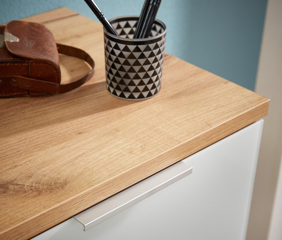 Detailaufnahme der Oberseite eines Schuhschranks »Telde« mit Make-up-Pinsel, Etui und Tasse.