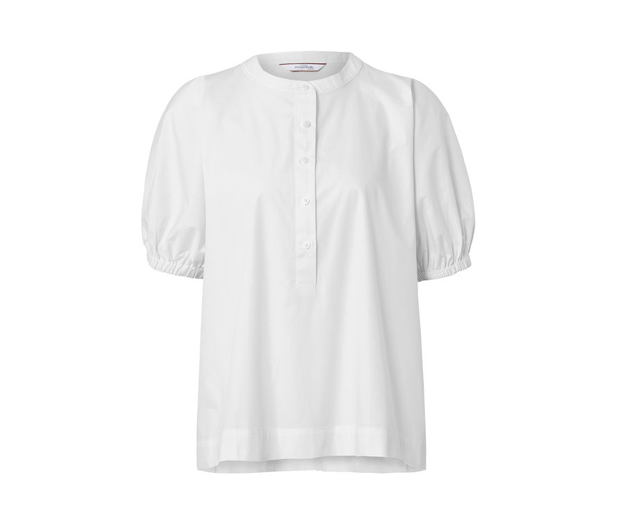 Weiße Popeline-Bluse mit kurzen Ärmeln.