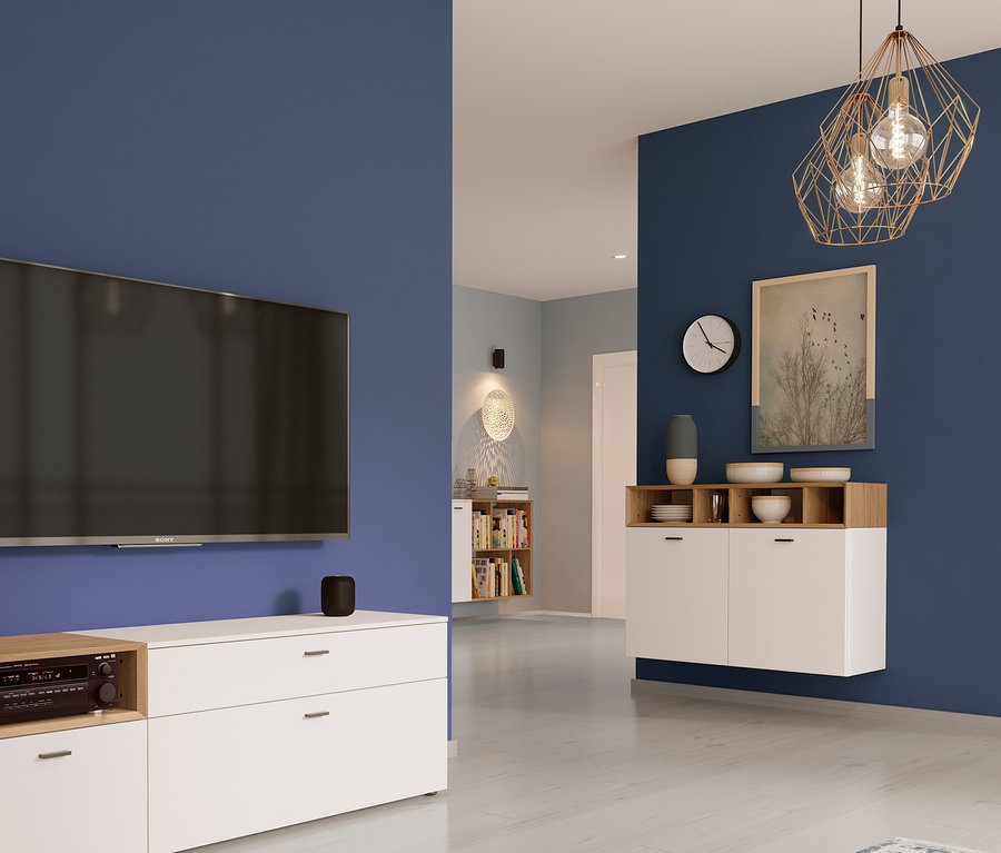 Wohnzimmer mit Fernseher über einer weiß-eichenfarbenen Kommode »Coruna« und einem weiß-eichenfarbenen Lowboard »Coruna«.