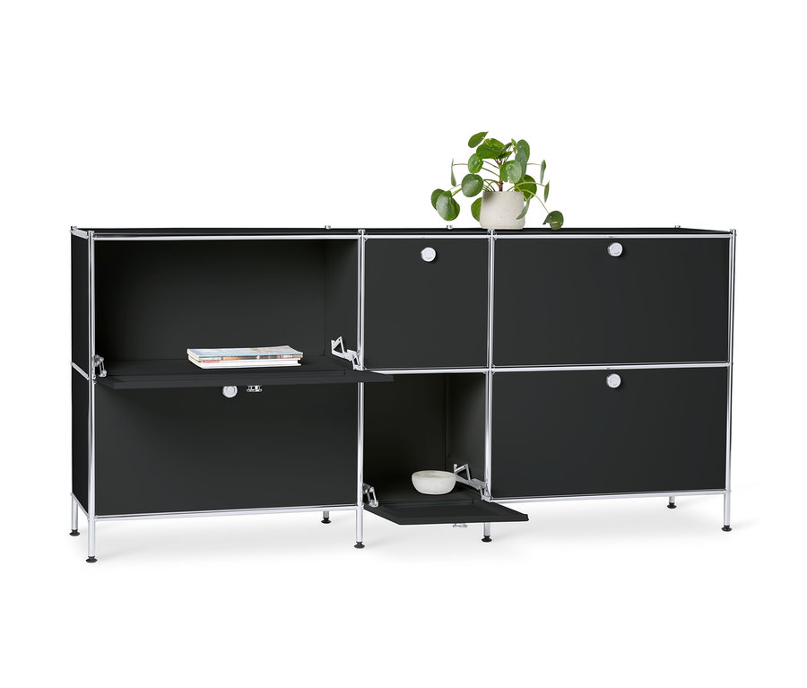 Schwarzes Sideboard Metall »CN3« groß mit 6 Klappenfächern, auf dem eine Pflanze steht.