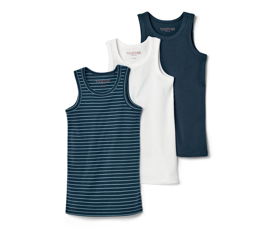 Drei blaue Kinder-Unterhemden sind zu sehen: gestreift, einfarbig hell und dunkel.