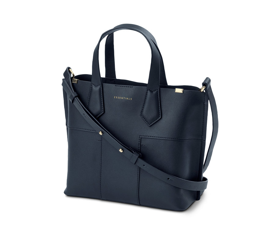 Eine blaue Henkeltasche auf weißem Hintergrund.