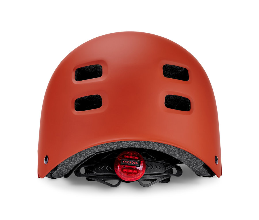 Oranger Fahrradhelm mit LED-Rücklicht.