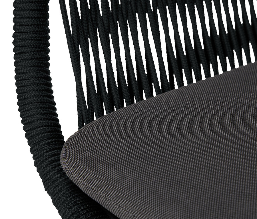 Detailansicht eines Schalenstuhls mit Textilgeflecht und grauem Sitz.