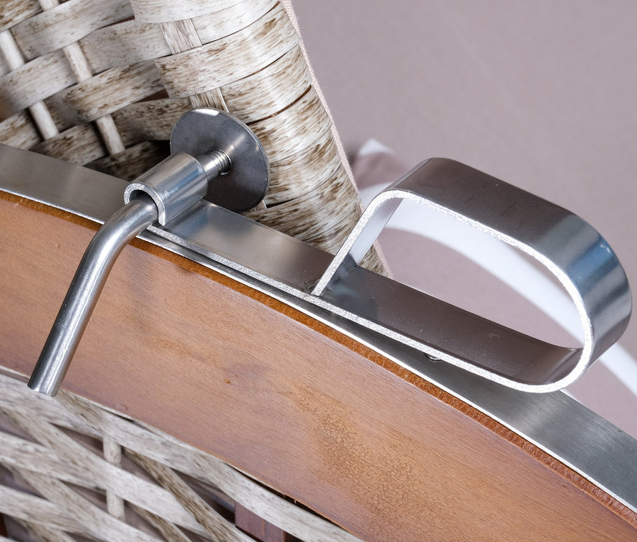 Detailaufnahme eines Strandkorbs mit Fokus auf die Metallverarbeitung.