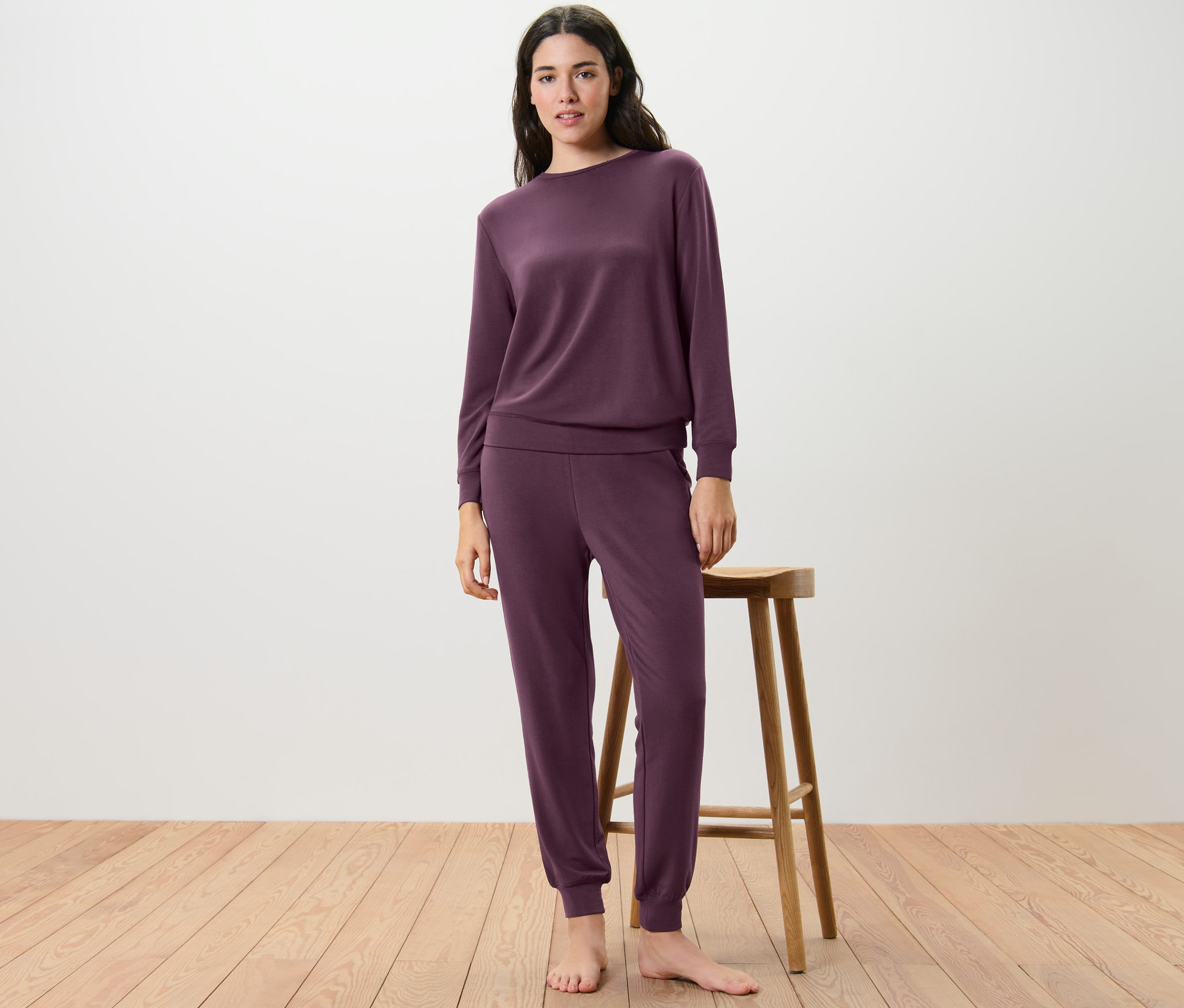 Frau steht in einem Hausanzug.