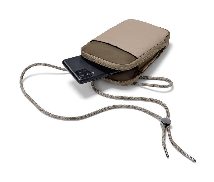 Taupefarbene Anti-Frost-Handytasche mit Handy darin und Kordel.