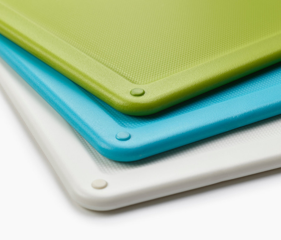 Detailansicht von drei farbigen Joseph Joseph Schneidebrett-Set »Folio Slim« Schneidebrettern, die übereinander gestapelt sind.