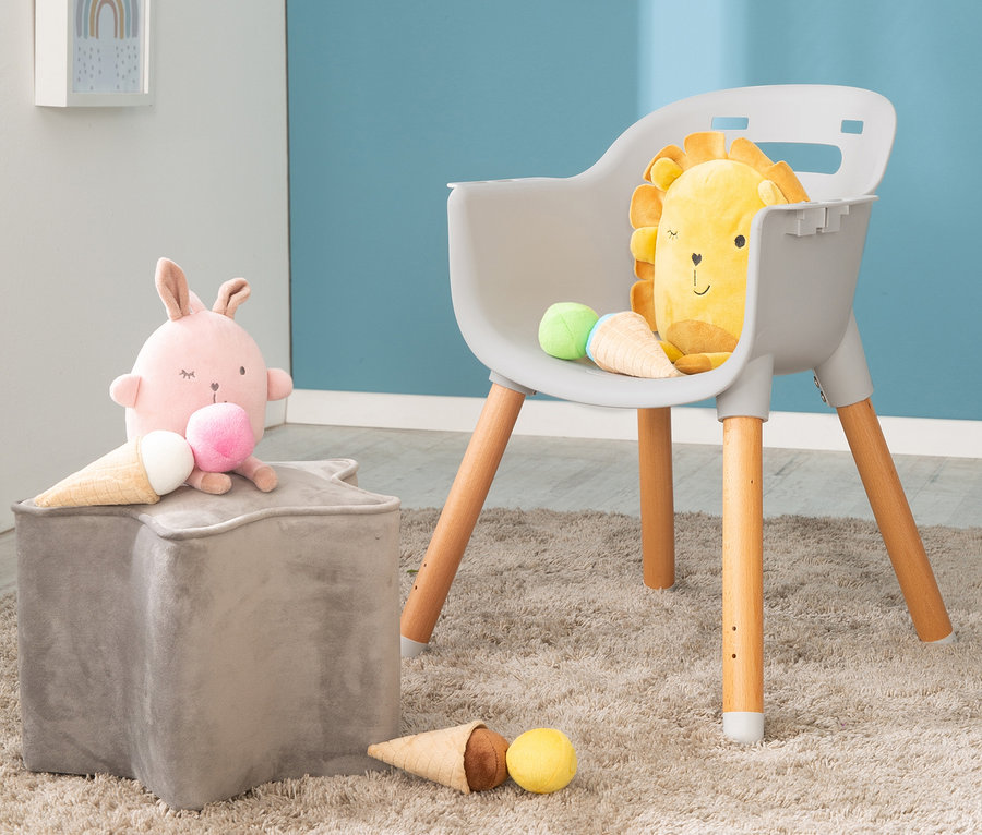 Grauer roba 2-in-1-Hochstuhl »Style Up wood« mit Spielzeugen. Hase sitzt auf grauem Sternenhocker.