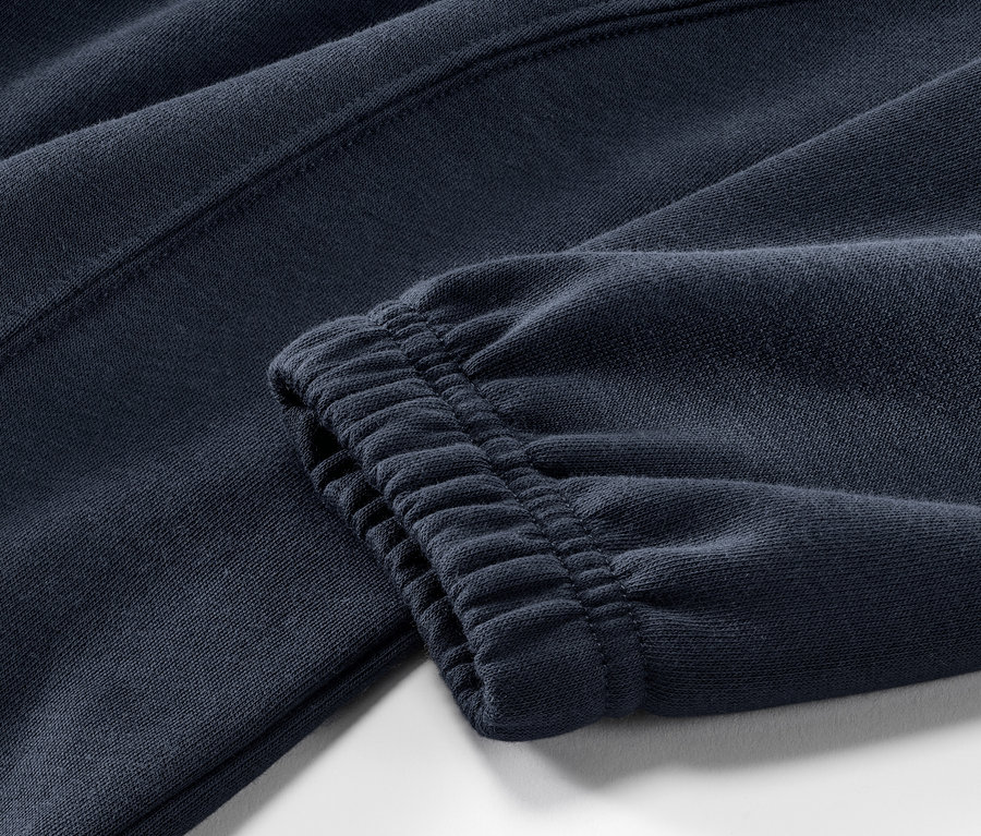 Detailaufnahme eines dunkelblauen Hausanzugs.