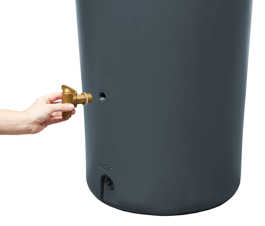 Eine Hand montiert einen Messinghahn an einem 230-l-2-in-1-Regentonnen-Komplett-Set »Azura«.