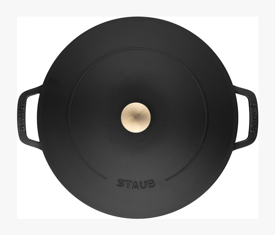 Detailansicht eines schwarzen Staub Gusseisen-Kochtopfdeckels mit Messinggriff.