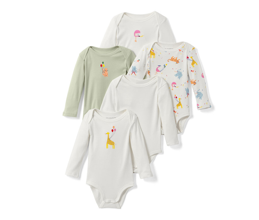 Fünf Baby-Bodys mit langen Ärmeln liegen übereinander. Die Bodys sind weiß, olivgrün und mit Tieren bedruckt.