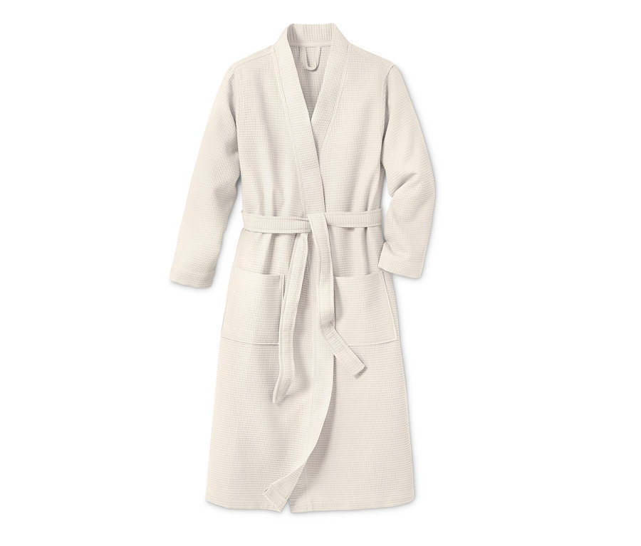 Ein cremefarbener Damen-Bademantel.