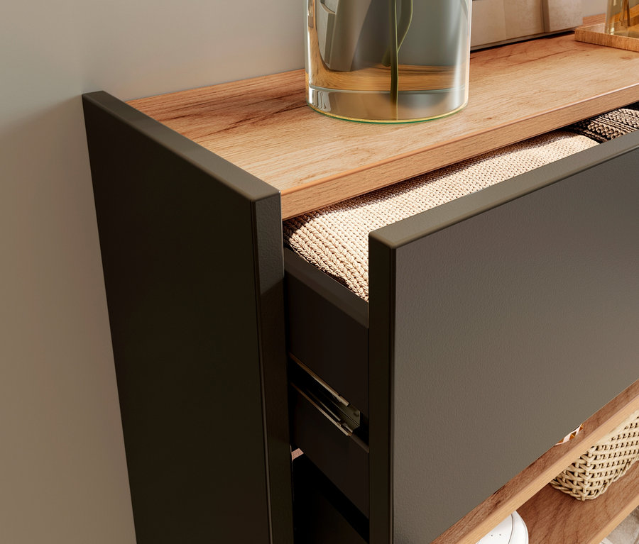 Offene Schublade des graphitfarbenen Mehrzweckschranks »Ameca« mit Textilien.