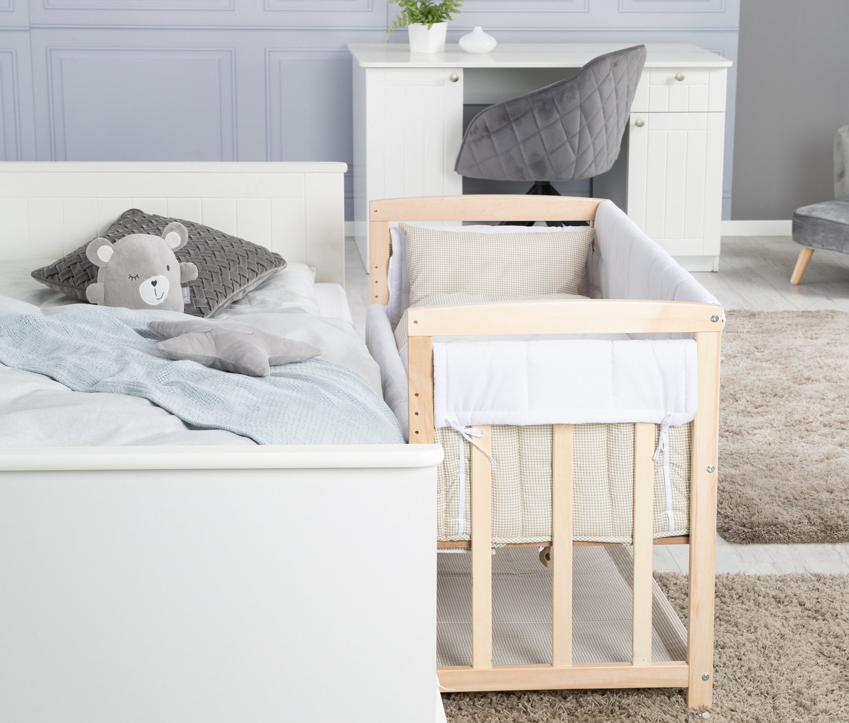 Ein roba 4-in-1-Stuben-Beistellbett »Liebhabär« steht neben einem Bett.