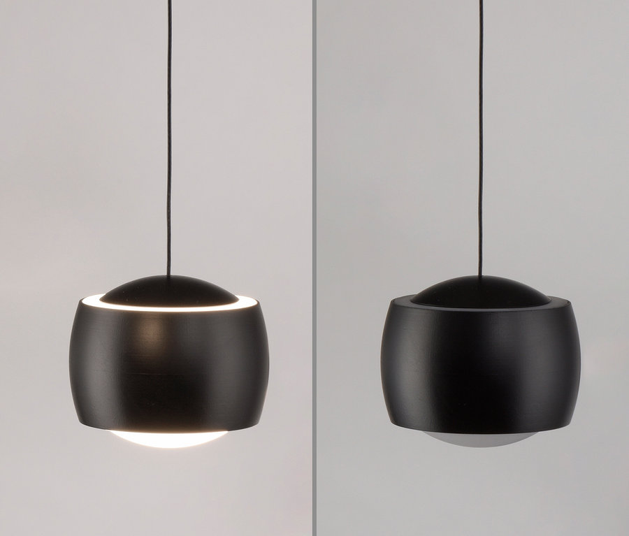 Zwei schwarze Hängeleuchten mit rundem Schirm und Lichtring.