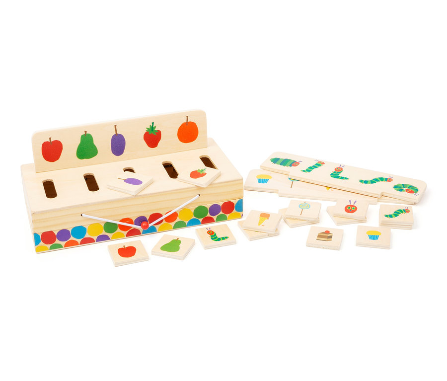 small foot Bildersortierbox »Raupe Nimmersatt« aus Holz mit Abbildungen von Obst und Raupen.