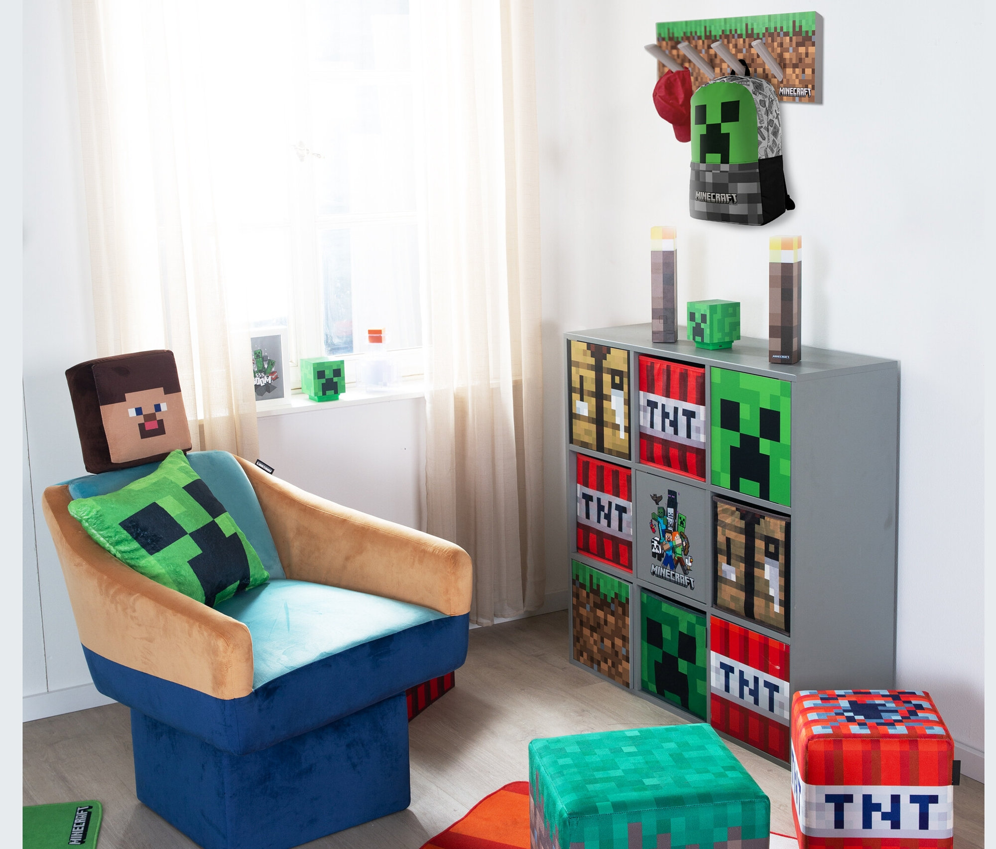 Zimmer mit Minecraft-Themensessel, Minecraft-Themenwürfeln und roba Minecraft Regal.