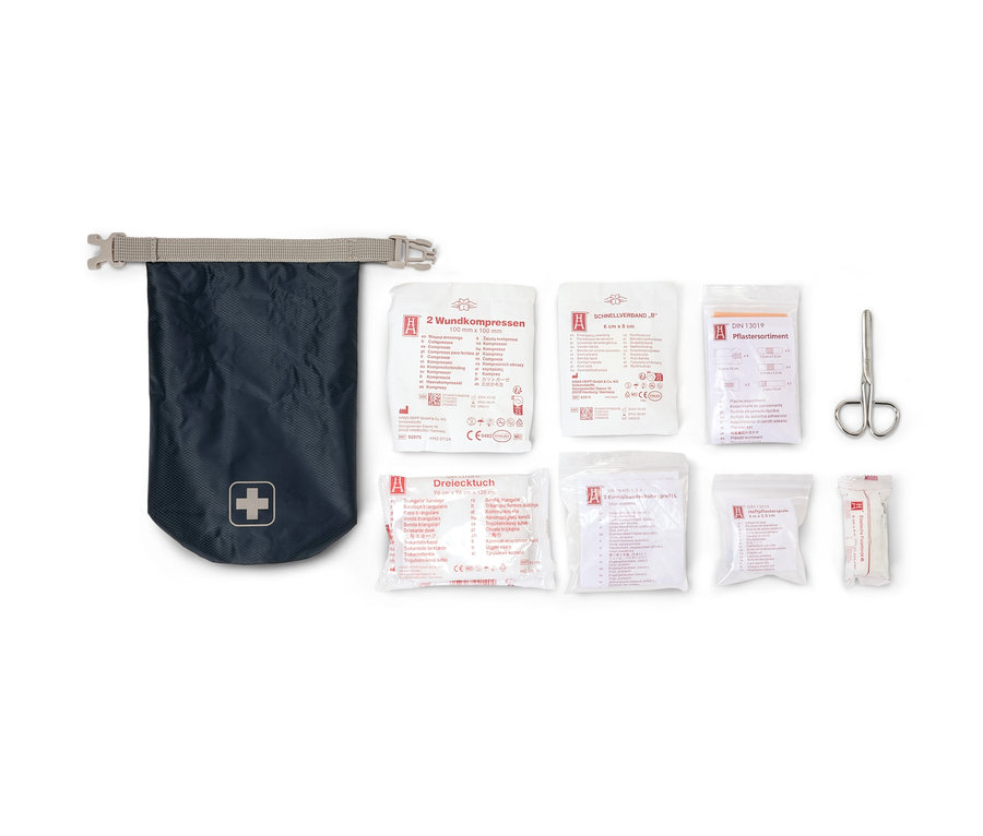 Erste-Hilfe-Set mit Erste-Hilfe-Tasche, Verbänden, Kompressen und einer Schere.