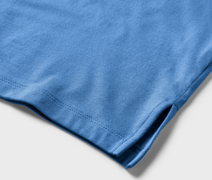 Detailaufnahme eines hellblauen Nachthemds.