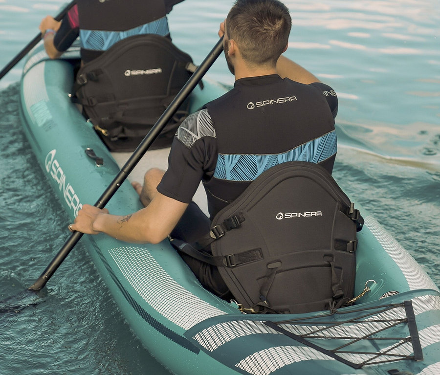 Zwei Männer paddeln in einem türkisgrünen Spinera Hybris 410 2-Personen-Kajak.