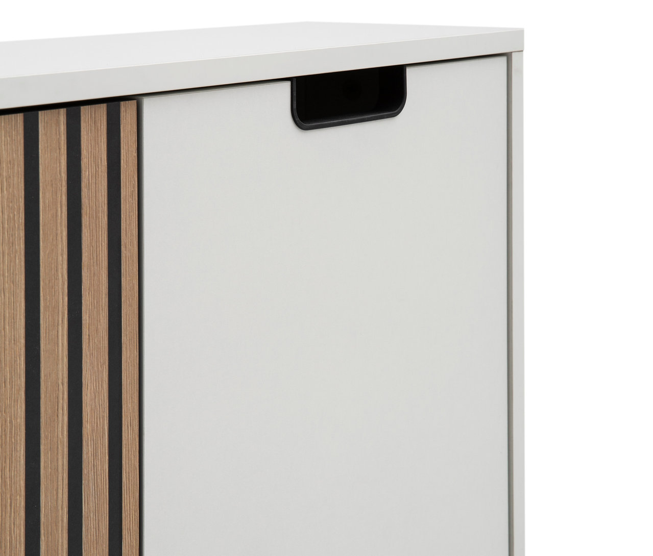 Detailansicht der niedrigen, mattweißen Kommode »Ryker« mit Holzlamellen.