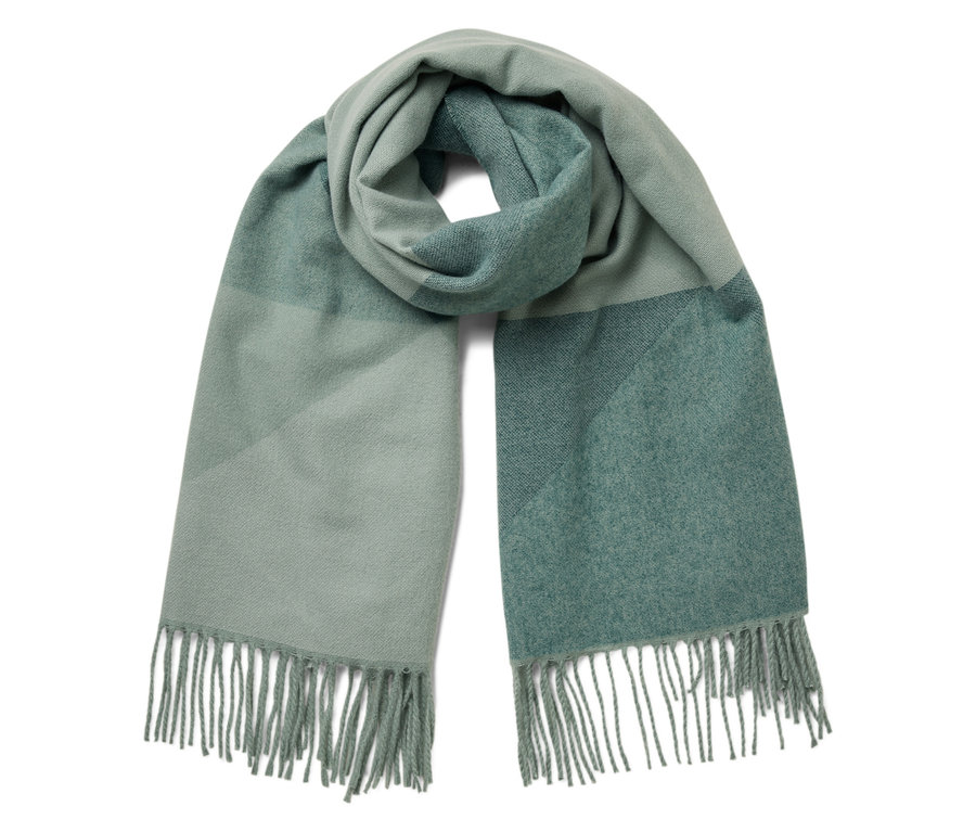 Ein grüner Schal mit geometrischem Muster und Fransen an den Enden.