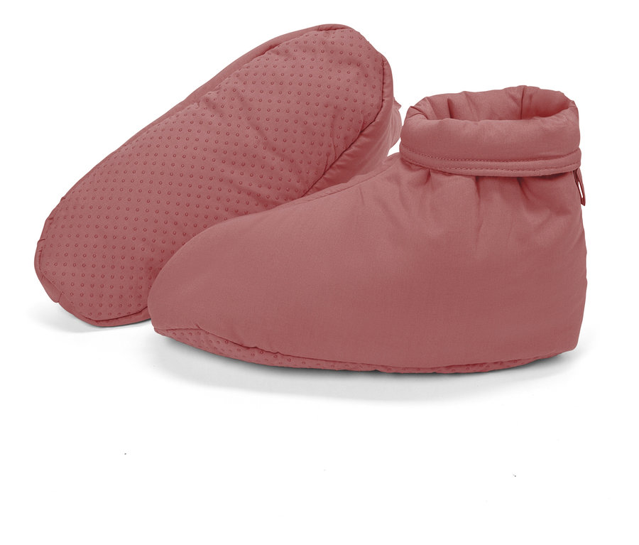 Zwei rosafarbene Fußwärmer mit rutschfester Sohle liegen nebeneinander.