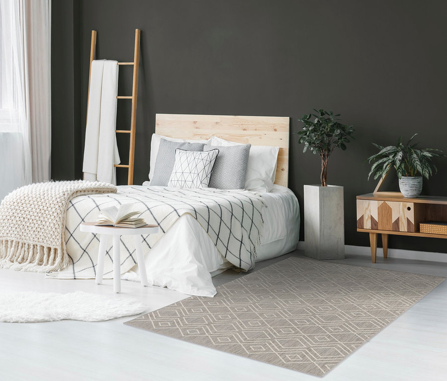 Schlafzimmer mit grauem, faltbarem Outdoor-Teppich »Diamond Rhythm«.