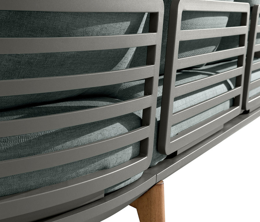 Detailansicht der Leco Lounge-Ecke inkl. Tisch »Moss« mit grauem Rahmen und blauen Kissen.