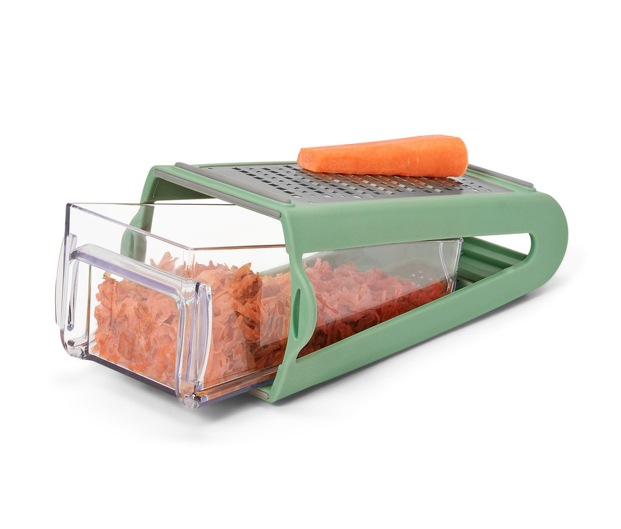 Karotte auf 2-Wege-Reibe mit Auffangbehälter.