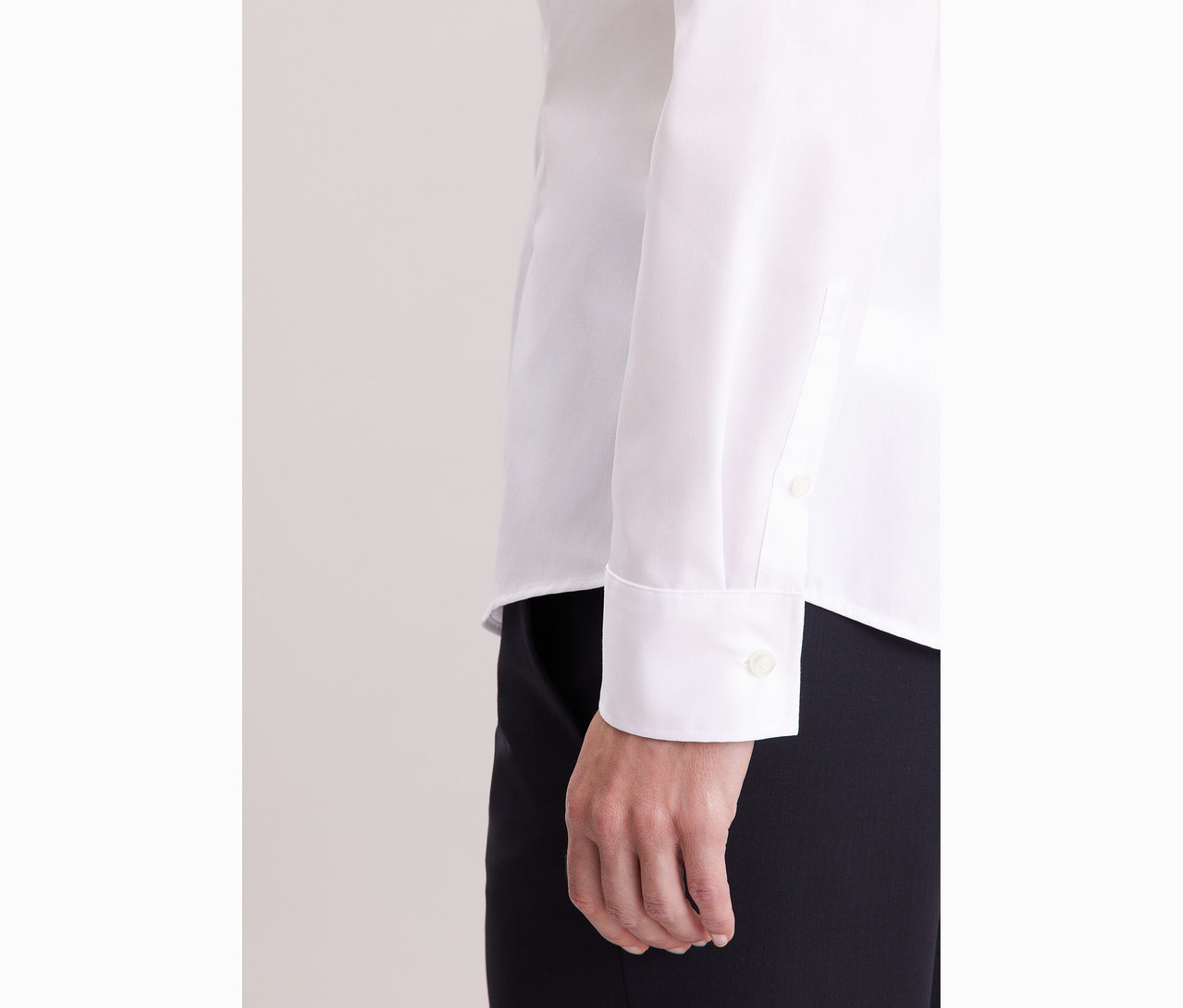 Detailansicht einer Frau, die eine weiße Seidensticker Bluse Slim Fit non iron trägt.