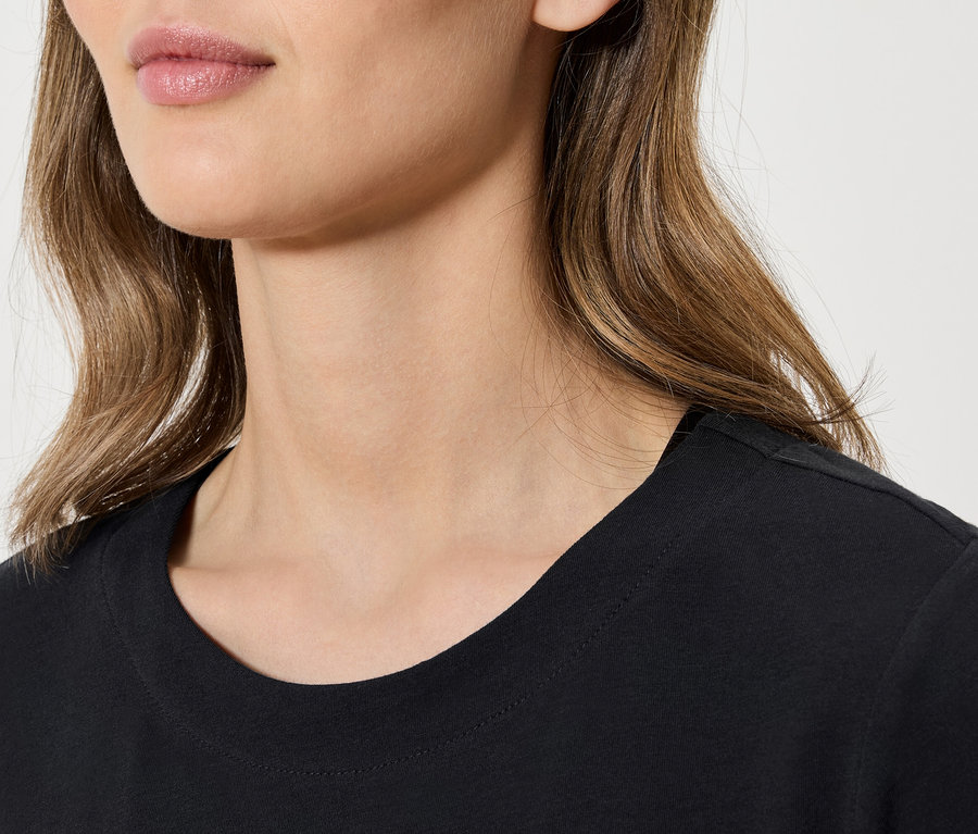 Detailaufnahme eines schwarzen Damen-T-Shirts mit kurzen Ärmeln.