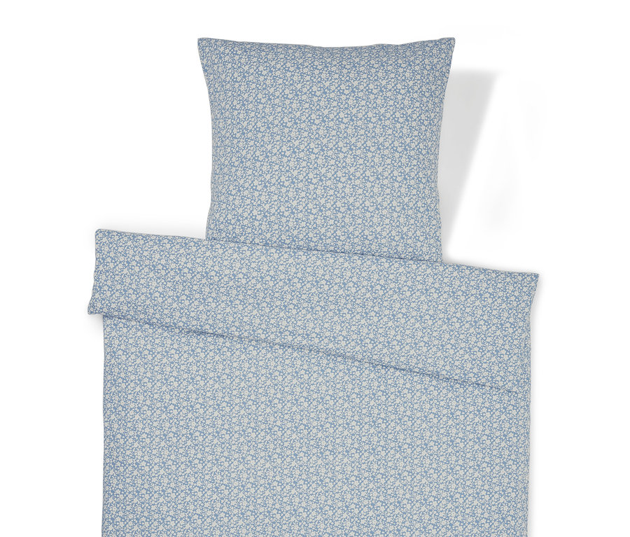 Bettwäsche mit Blumenmuster und Kissen.