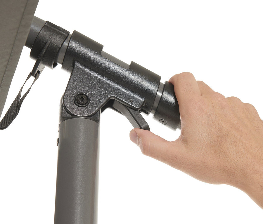 Eine Hand bedient den Mechanismus eines anthrazitfarbenen Leco Ampelschirms.