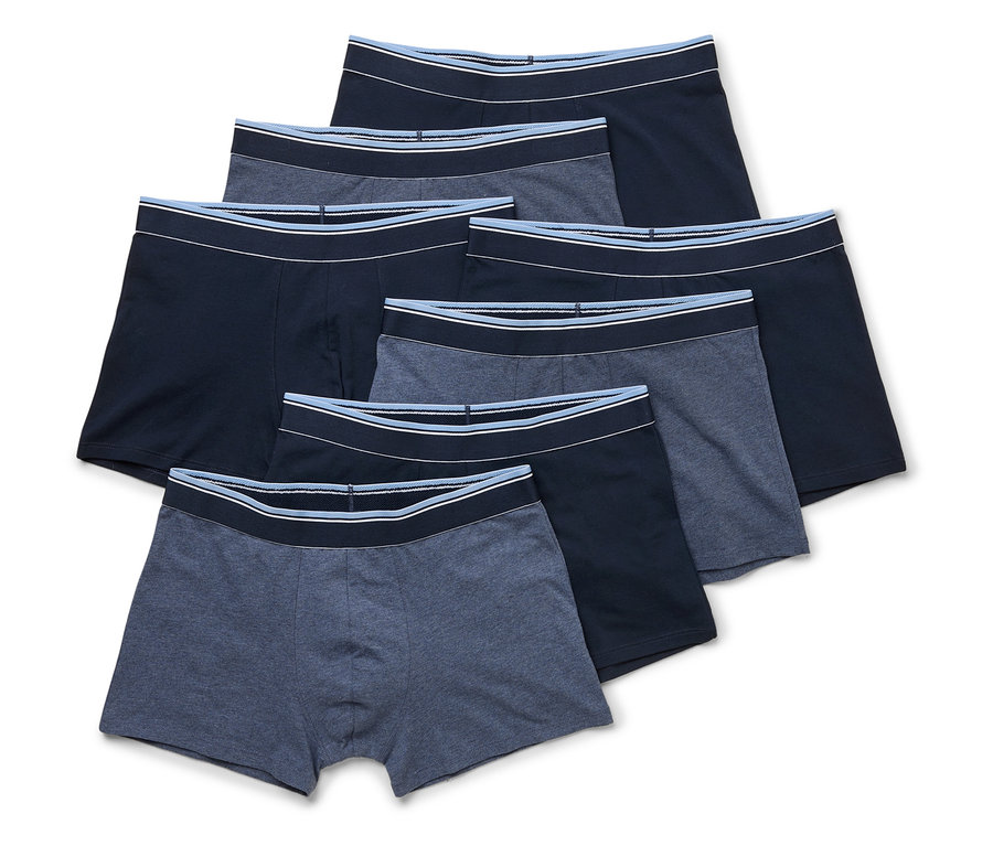 Sieben graue und marineblaue Boxershorts liegen gestapelt übereinander.