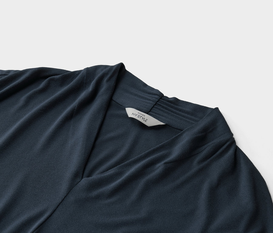 Nahaufnahme eines marineblauen Oberteils mit V-Ausschnitt und einem Etikett mit der Aufschrift "Tchibo My Style".