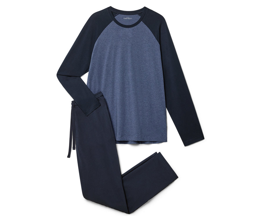 Blauer Schlafanzug mit langen Ärmeln und langen Hosen, liegend auf einem weißen Hintergrund.