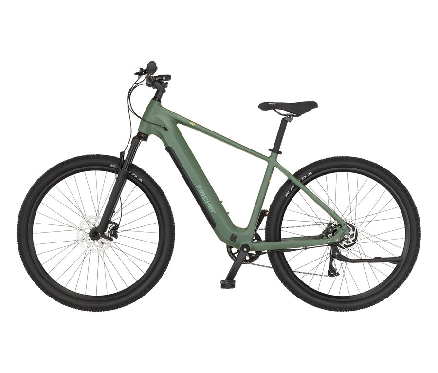 Das grüne FISCHER MTB E-Bike MONTIS MOVE 01 474 D steht seitlich auf einem weißen Hintergrund.