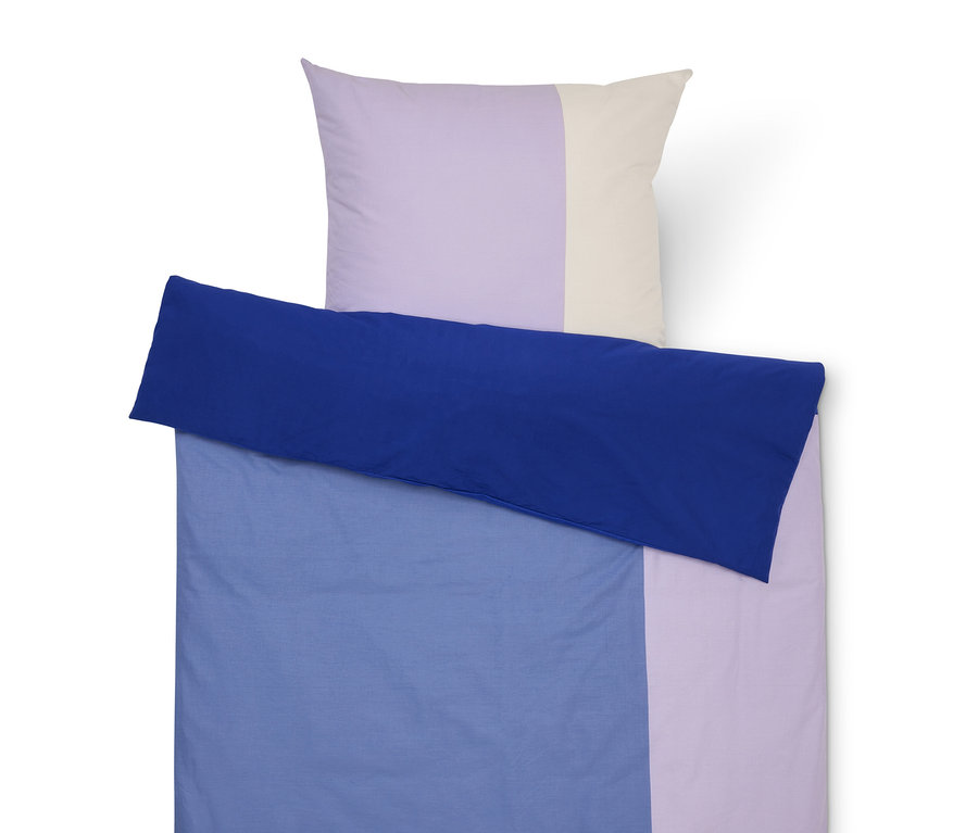 Bettwäsche-Set mit blauem Bezug, lila und cremefarbenem Kissenbezug.